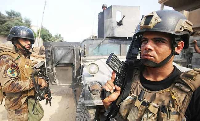 Members of the Iraqi Counter-Terrorism Service (CTS) take position as they advance towards Mosul's Al-Oraibi western district, in this May 14, 2017 photo, during the ongoing offensive to retake the city from Daesh group fighters. (AFP)