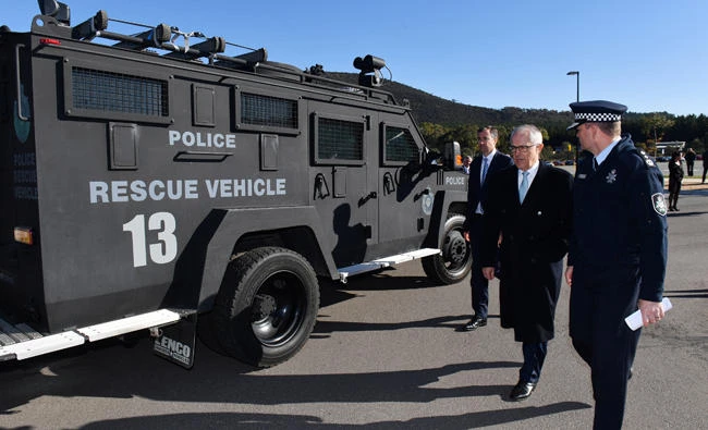 Prime Minister Malcolm Turnbull (C) and top security officials tour the Australian Federal Police (AFP) Majura Forensics Facility in Canberra, Australia, in this May 8, 2017 photo. Turnbull on Wednesday said Australia is considering following the US and Britain in banning laptops from inbound airliner cabins. (AAP/Mick Tsikas/via Reuters)