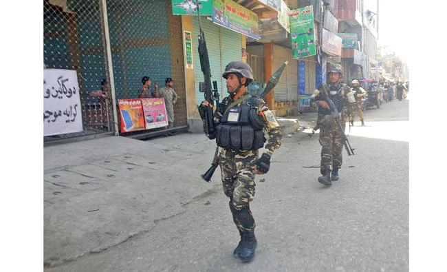 Afghan security forces arrive at the site of an attack in Jalalabad city, eastern Afghanistan, on Wednesday. (REUTERS/Parwiz)