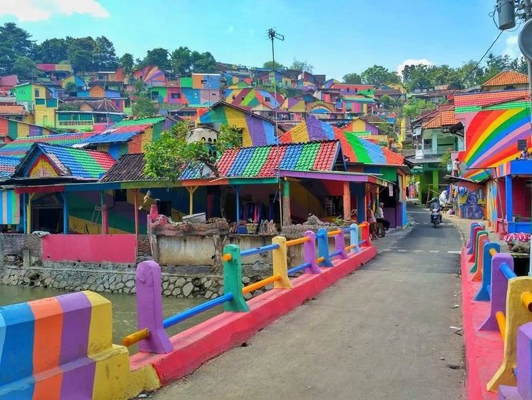 A small previously unassuming village in Randusari, Indonesia unveiled a stunning makeover. (Photo courtesy: instagram.com/arieprakhman)