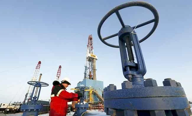 A worker checks a valve of an oil pipe at the Lukoil company owned Imilorskoye oil field outside the West Siberian city of Kogalym, Russia, in this January 25, 2016 file photo. (REUTERS)