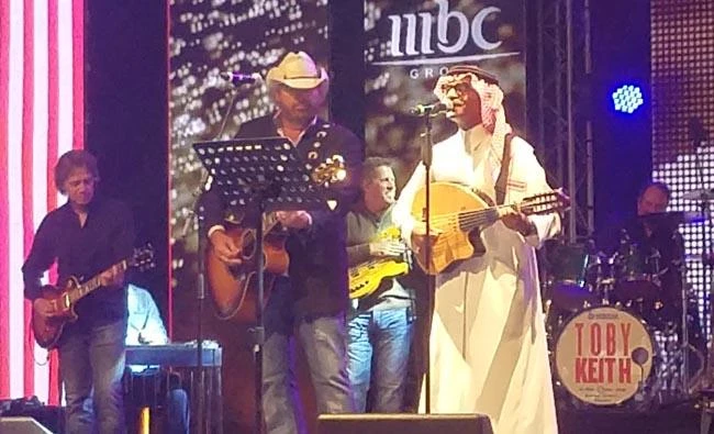 American country singer Toby Keith, left, and Saudi legend Rabeh Saqer perform at the Green Halls auditorium in Riyadh on Saturday. (AN photo by Hussam Al-Mayman)