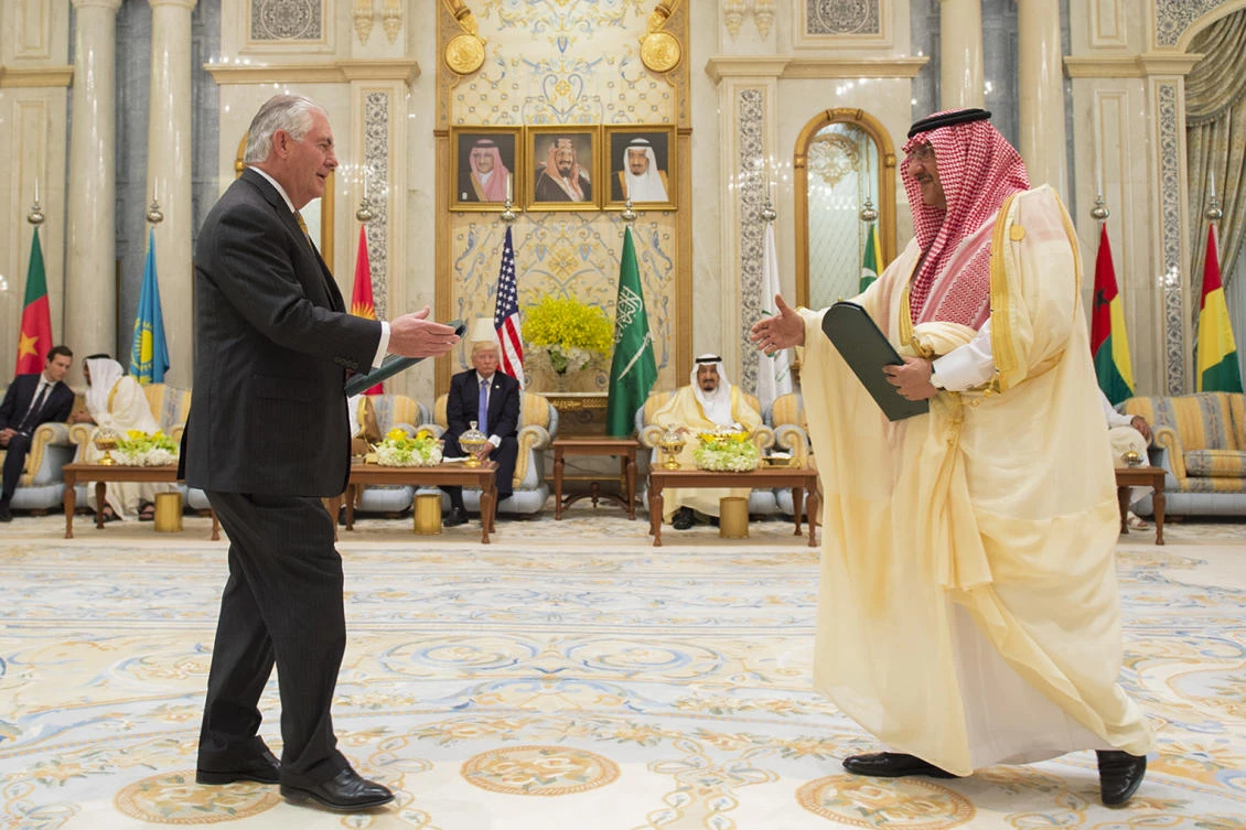 US Secretary of State Rex Tillerson (L) exchanges a memorandum of understanding on countering the financing of terrorism with Saudi Crown Prince Mohammed bin Naif. (AFP PHOTO / SAUDI ROYAL PALACE)