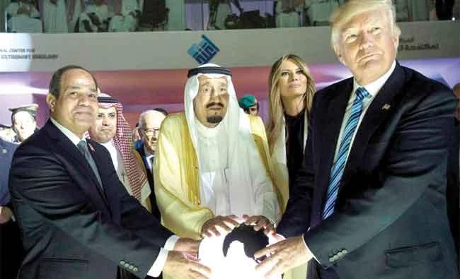 Saudi King Salman, US PresidentDonald Trump, US First Lady MelaniaTrump, Egyptian President AbdelFattahEl-Sisi and other dignitariesat the launch of the InternationalCenter for Combating Extremism inRiyadh Sunday. (SPA)