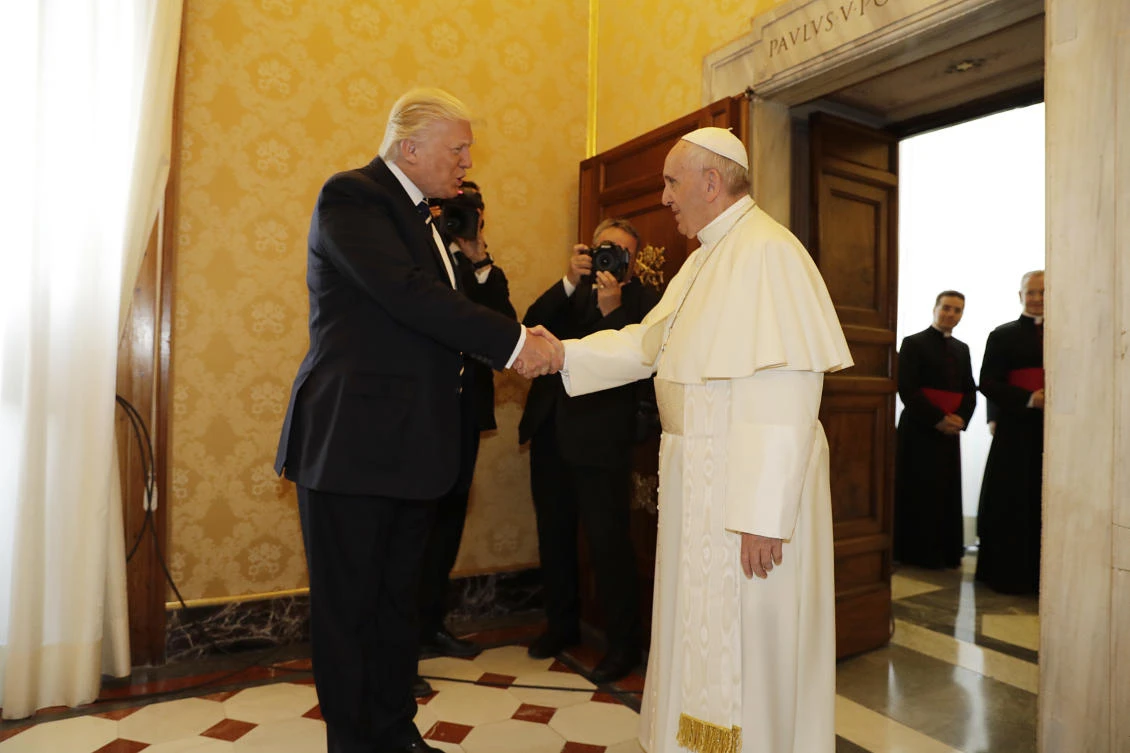 US President Donald Trump, left, meets Pope Francis, Wednesday, May 24, 2017, at the Vatican. (AP)