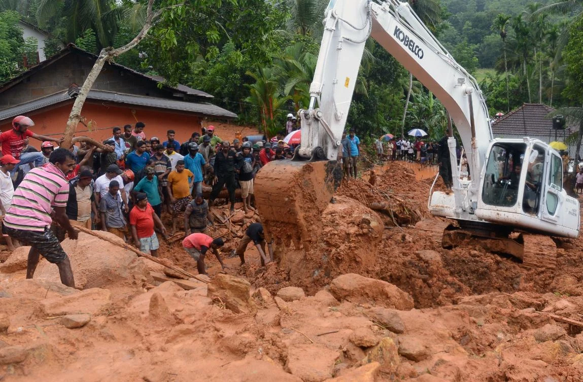 Sri Lankan military rescue workers and villagers search for survivors at the site of a mudslide in Bellana village in Kalutara. (AFP)