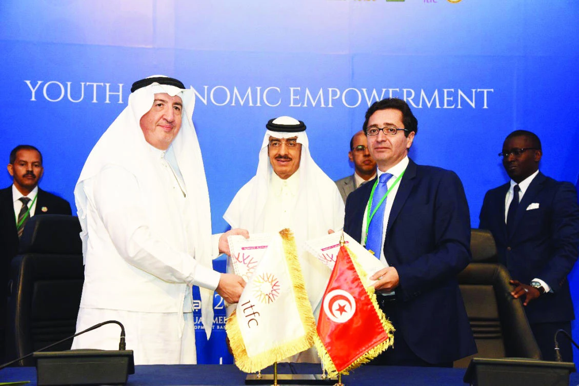 The agreements were signed by Mohammed Fadhel Abdelkefi, Tunisian minister of development, investment and international cooperation, and the IDB governor with Hani Salem Sonbol, chief executive officer of the ITFC.