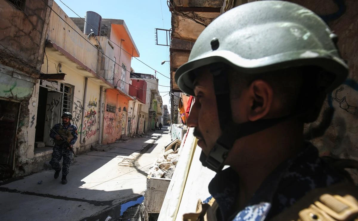 Members of Iraqi forces patrol a street on the frontline in the old city of Mosul on May 24, 2017, during the ongoing offensive to retake the area from Islamic State (IS) group fighters. (AFP)