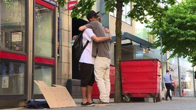 Young Muslim Baktash Noori stands blindfolded on a street in Manchester holding a sign that reads "I'm Muslim and I trust you. Do you trust me enough for a hug?" in reaction to Monday's blast at a pop concert, which killed 22 people. (AFP)