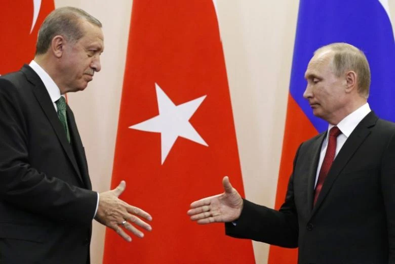 Russian President Vladimir Putin (R) shakes hands with his Turkish counterpart Tayyip Erdogan during a news conference following their talks in Sochi, Russia, May 3, 2017. (REUTERS)
