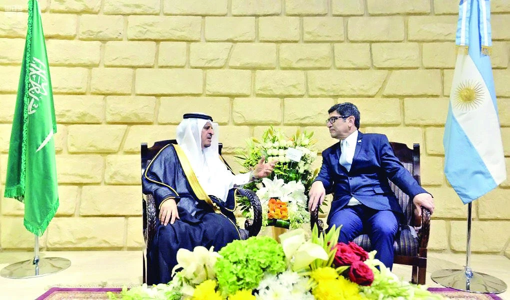 Argentinian Ambassador Jaime Sergio Cerda holds talks with Nasser Al-Daoud, undersecretary of Riyadh Region Governorate, at the National Day celebrations in Riyadh on Thursday. (AN photo)