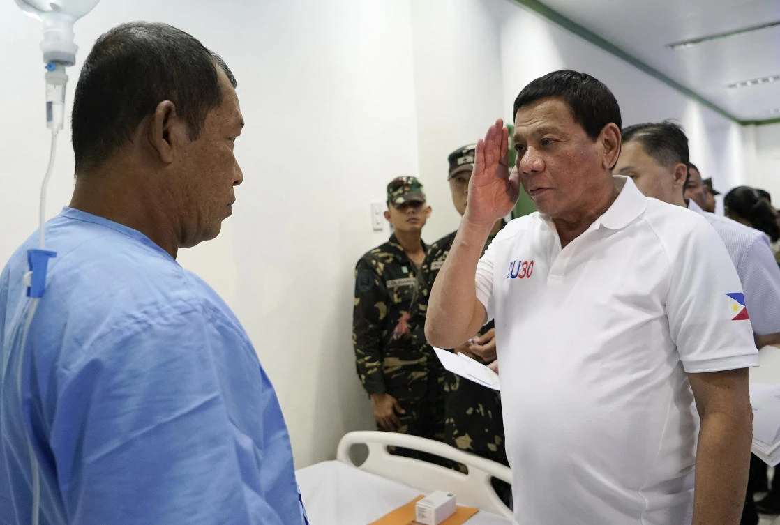 Philippine President Rodrigo Duterte, right, salutes to Cpl. Romy Dandoh during his visit to wounded combatants in recent gunbattles in Sulu province, Mindanao, southern Philippines. (AP)
