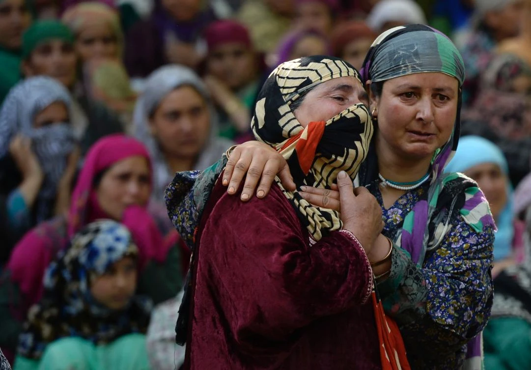 Indian Kashmiri villagers mourn during the funeral procession of rebel commander Sabzar Ahmad Bhat in Rathsuna Tral, near Srinagar, on May 28, 2017.(AFP)