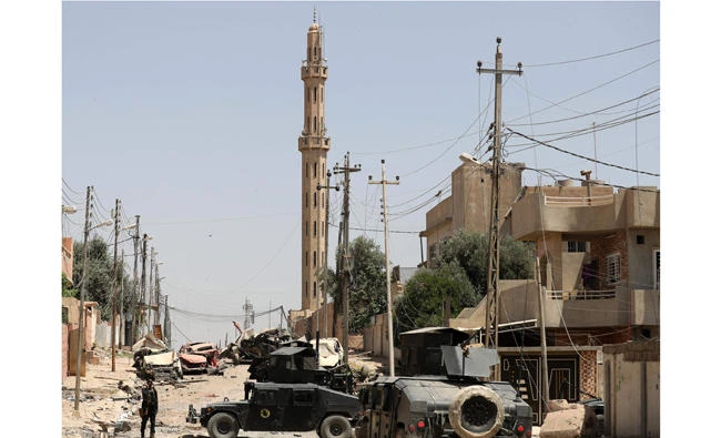 Iraqi forces advance in Mosul's western al-Saha neighborhood during their ongoing battle to retake the area from Daesh group on Sunday. (AFP / KARIM SAHIB)