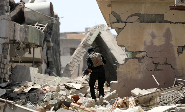 An Iraqi soldier advances in Mosul’s western Al-Saha neighborhood during their ongoing battle to retake the area from Daesh. (AFP)