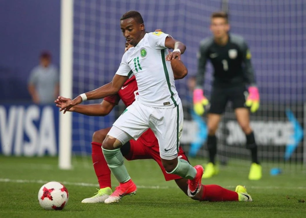 Abdulrahman Al-Yami of Saudi Arabia holds off a challenge from Erik Palmer-Brown of the US. (Photo: FIFA U20 World Cup website)