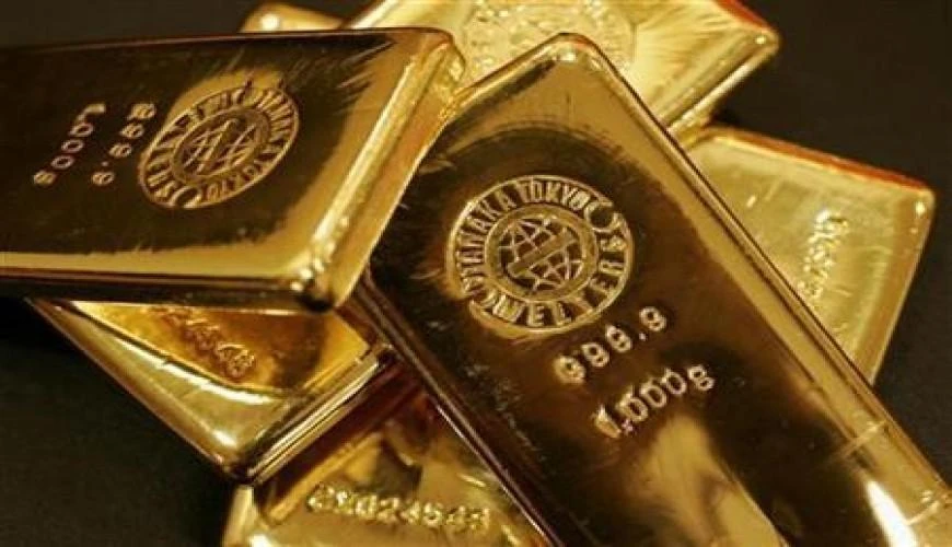 Gold holds near 1-month peak