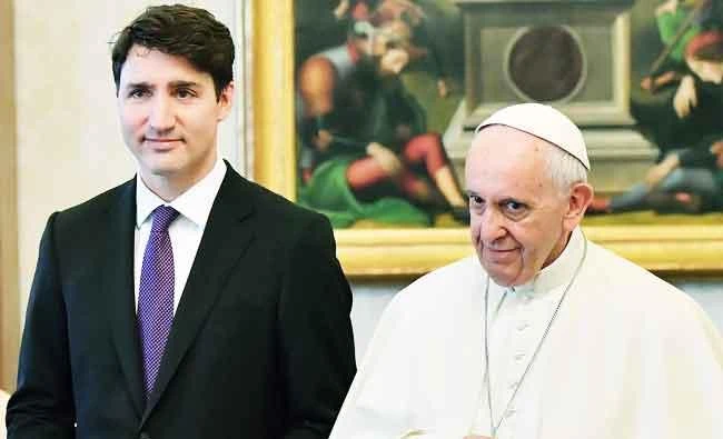 Pope Francis (R) poses for photo along with Canadian Prime Minister Justin Trudeau (L) at the end of a private audience at the Vatican on Monday. (AFP)