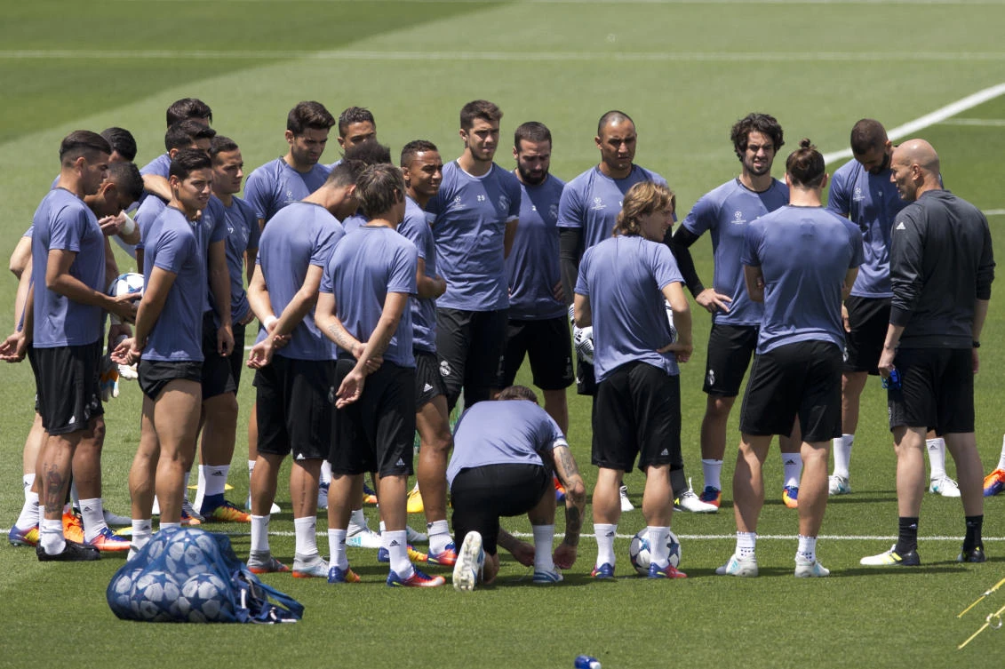 Real Madrid's head coach Zinedine Zidane, right, speaks with his players during a training session at a media open day in Madrid Tuesday. Real Madrid will play Juventus Saturday in the Champions League final in Cardiff. (AP)