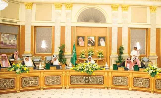 King Salman chairs the Cabinet session at Al-Salam Palace in Jeddah on Monday. (SPA)