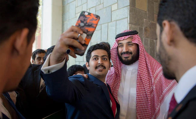 A Saudi student takes a selfie with Crown Prince Mohammed bin Salman. (SPA)