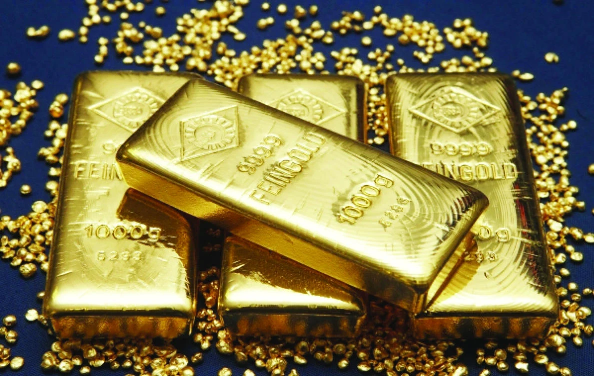 Gold hits 1-week high on dollar, political uncertainty