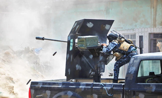 An Iraqi forces member fires a 23 mm anti-aircraft gun as they advance toward the Old City of Mosul on Monday during
an ongoing offensive to retake the last district still held by Daesh militants. (AFP)