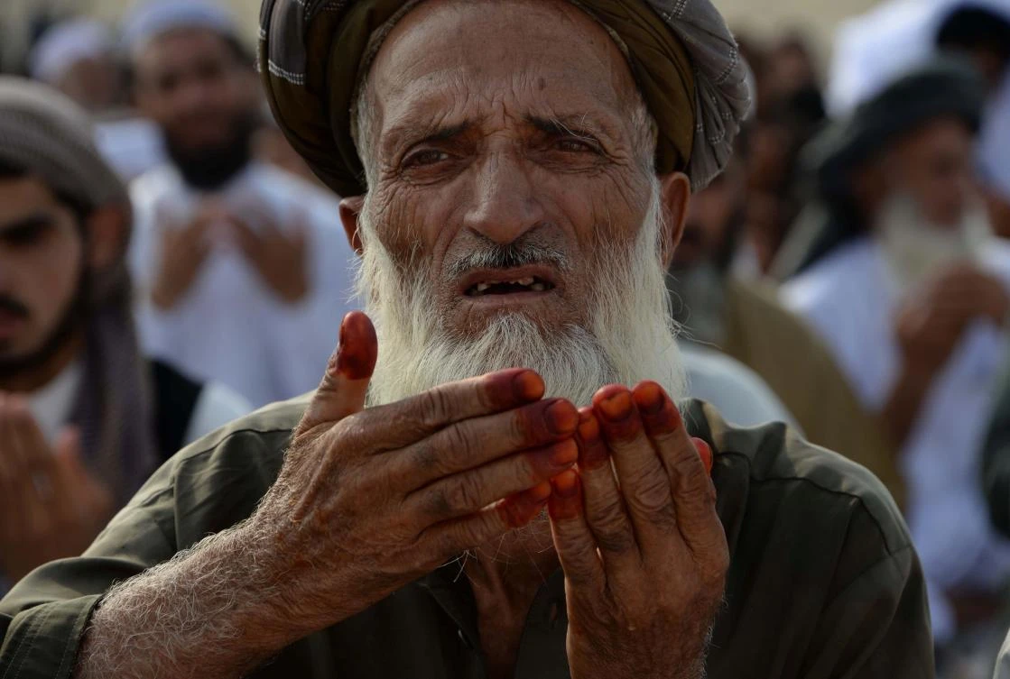An Afghan resident offers prayers at the start of the Eid al-Fitr holiday which marks the end of Ramadan at open air mosque on the outskirts of Jalalabad on June 25, 2017. / AFP / Noorullah SHIRZADA