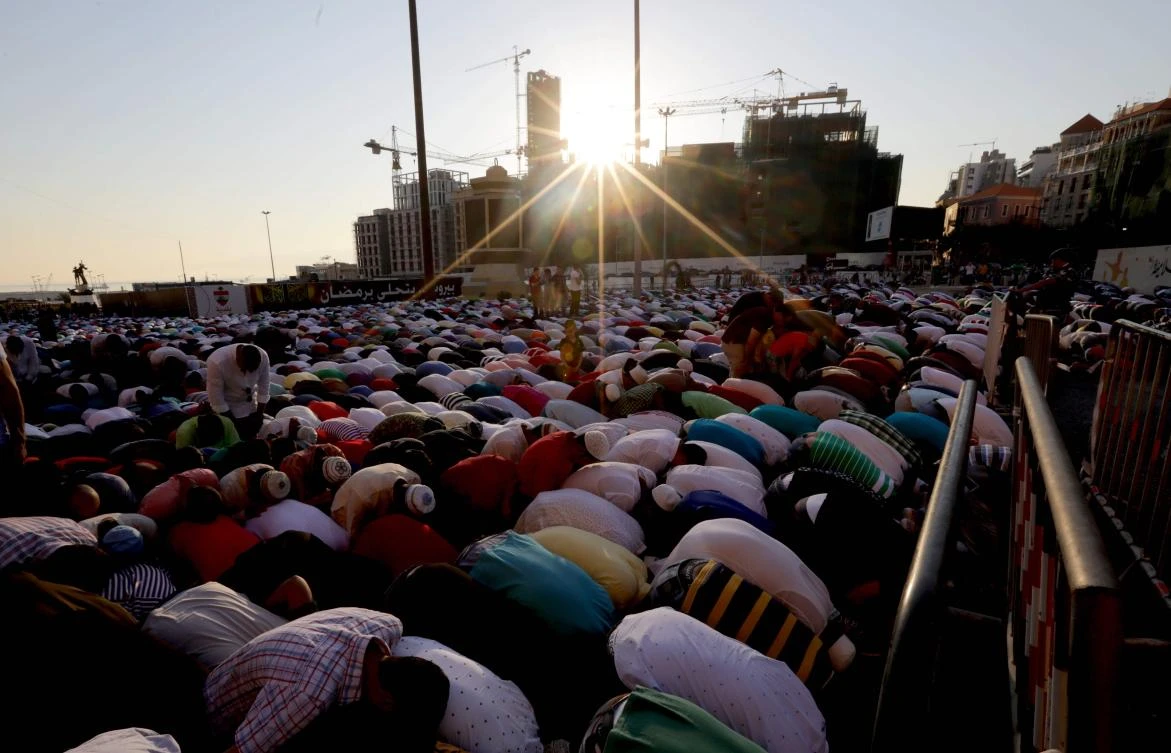 Muslim Sunni worshippers pray outside the Mohammad al-Amin mosque in downtown Beirut to mark Eid al-Fitr, the end of the Muslim holy month of Ramadan, on June 25, 2017. / AFP / ANWAR AMRO