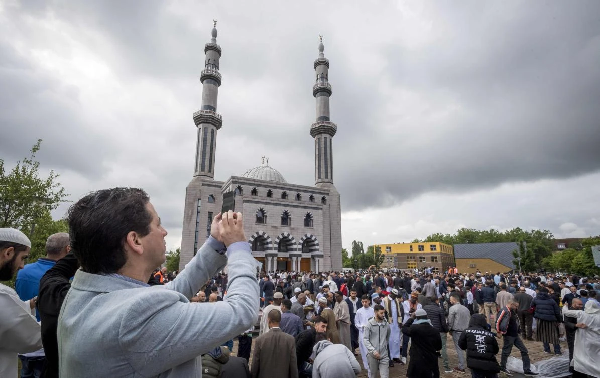 Worshippers gather at the Essalam Mosque for the Eid al-Fitr holiday on June 25, 2017 in Rotterdam. Muslims worldwide celebrate the Eid al-Fitr holidays, which mark the end of the holy fasting month of Ramadan. - Netherlands OUT / AFP / ANP / Lex van Lieshout