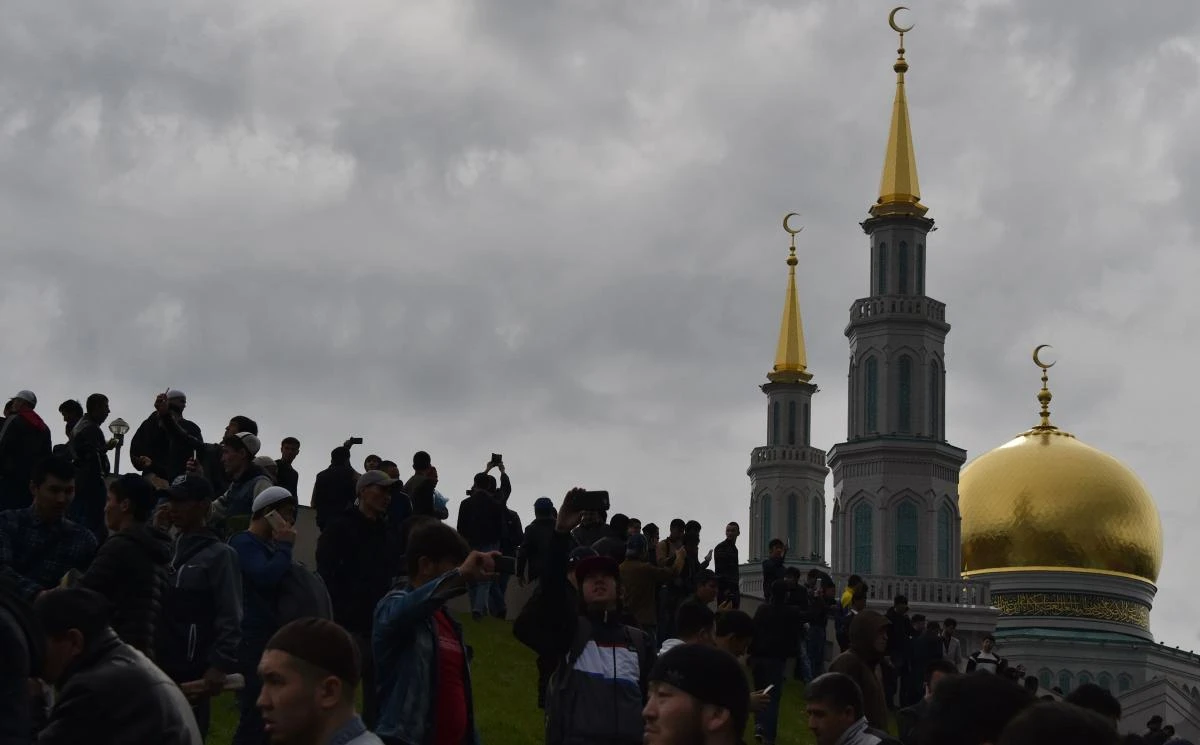Muslims gather to offer prayers at the central mosque in Moscow on June 25, 2017, during celebrations of Eid al-Fitr marking the end of the fasting month of Ramadan. / AFP / Vasily MAXIMOV