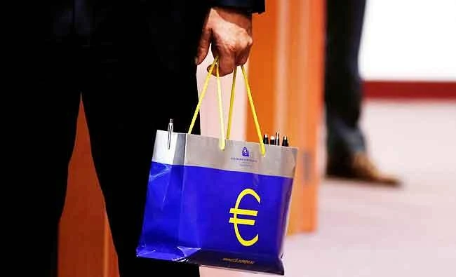 An official holds a bag with the euro logo during a eurozone finance ministers meeting in Brussels, Belgium, in this May 22, 2017 photo. (REUTERS)