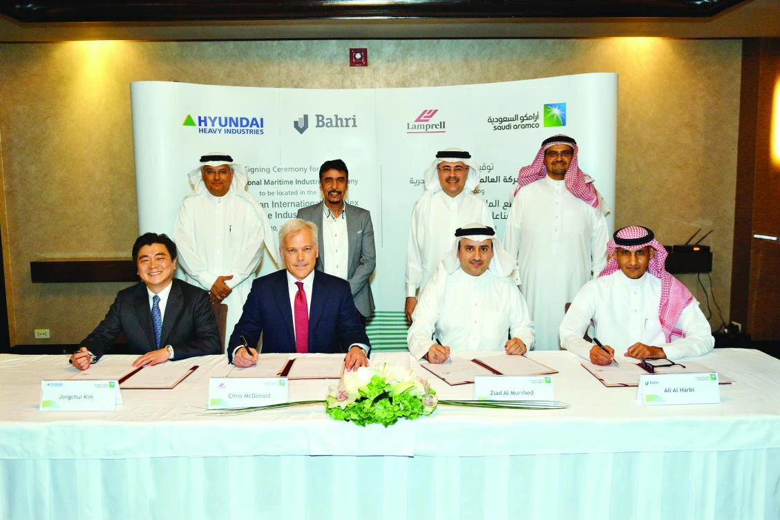 Saudi Aramco President Amin H. Nasser, Lamprell CEO Christopher McDonald, Bahri acting CEO Ali Al Harbi and Jong Chul Kim, vice president of new business development, Hyundai Heavy Industries, and others at the signing ceremony. (AN photo)