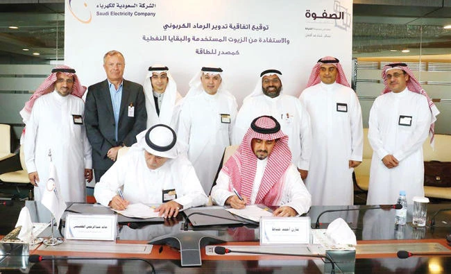 Khalid bin Abdulrahman Al-Tuaimi, executive vice president, Generation at SEC, left, and Mazen bin Ahmed Khayyat, chairman of Al-Safwa Cement Company, at the signing ceremony.