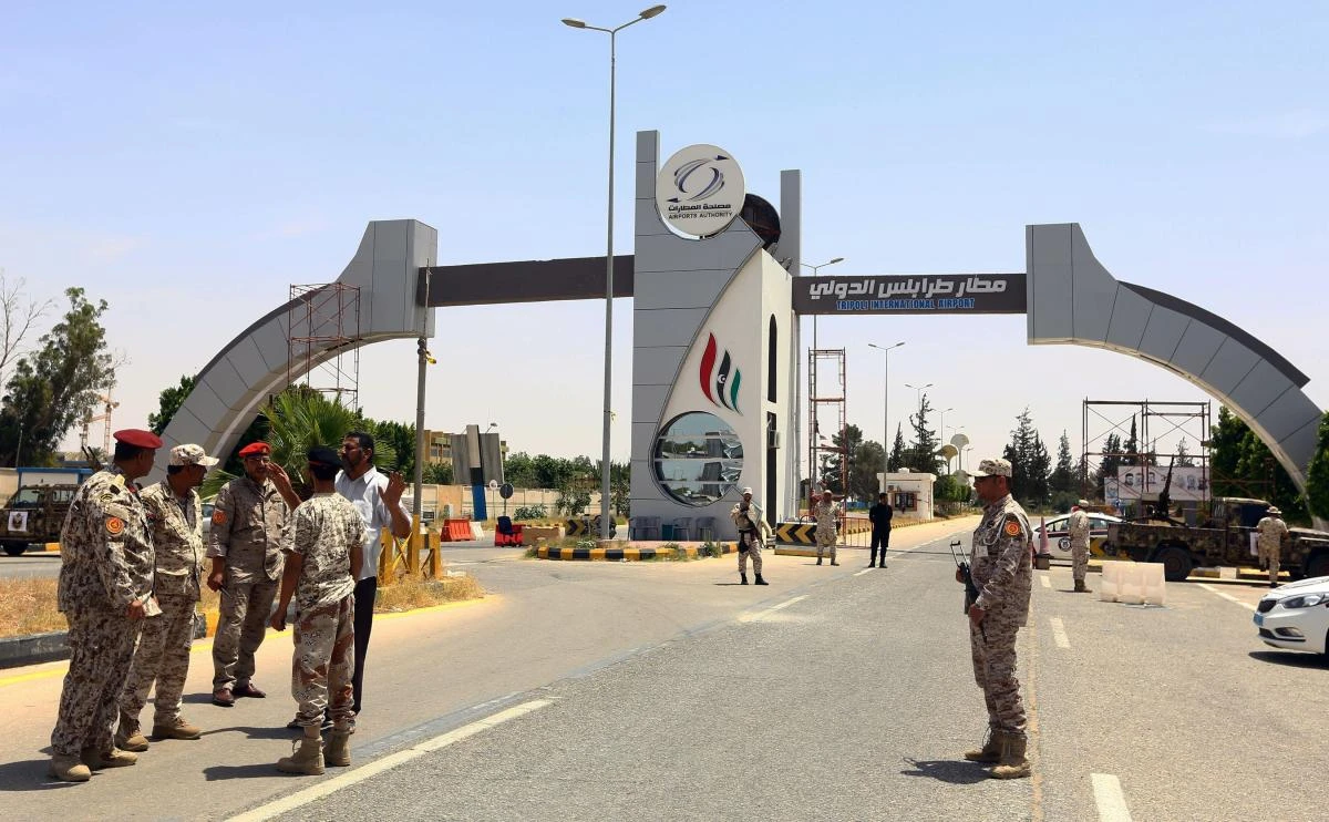 Forces of the Libyan unity government's presidential guard secure the entrance of ripoli International Airport, after they took control of the facility on June 1, 2017. / AFP / MAHMUD TURKIA