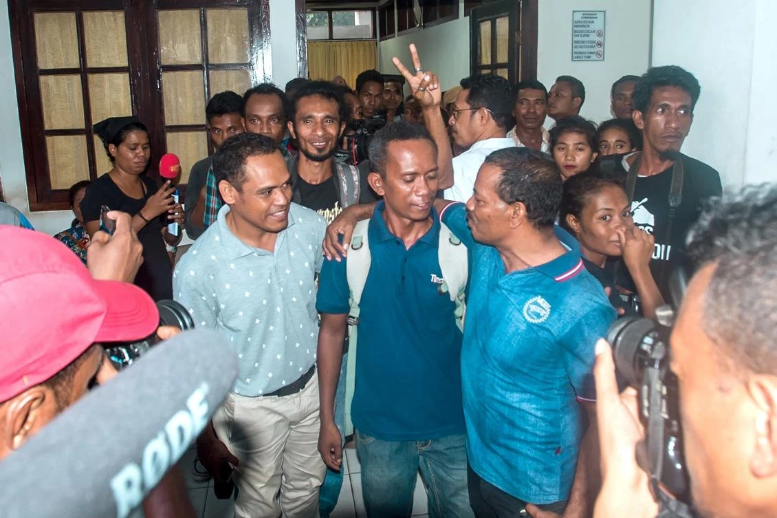 Reporter Raimundos Oki (C) reacts after his court hearing in Dili, East Timor on June 1, 2017. (AFP)