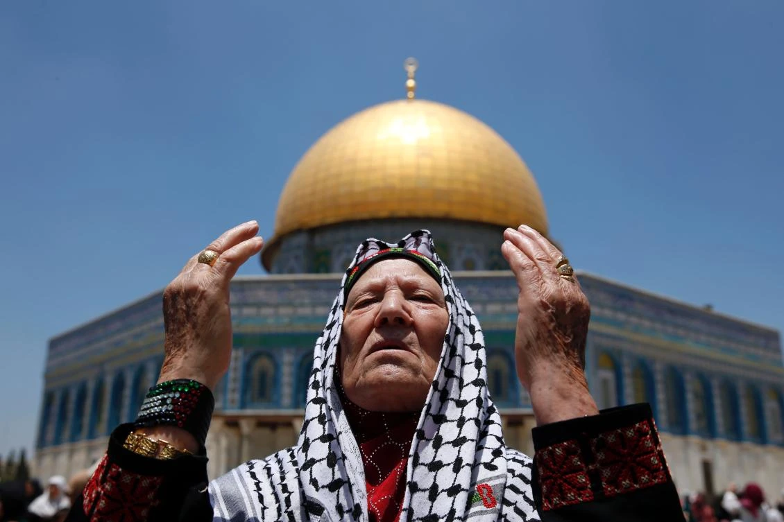 A Palestinian Muslim worshipper attends the first Friday prayers of the Muslim holy month of Ramadan in front of the Dome of the Rock at Jerusalem’s Al-Aqsa mosque compound on June 2, 2017. (AFP)