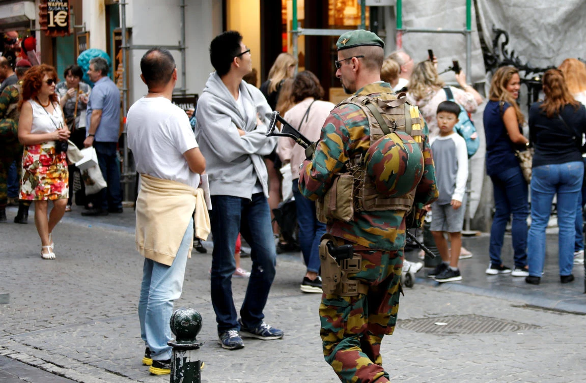 A Belgian soldier patrols as tourists visit central Brussels on May 31, 2017. Prosecutors on Friday charged a Belgian national with being a leader of the extremist cell that killed 130 people in the attacks in Paris in 2015. (REUTERS/Francois Lenoir)