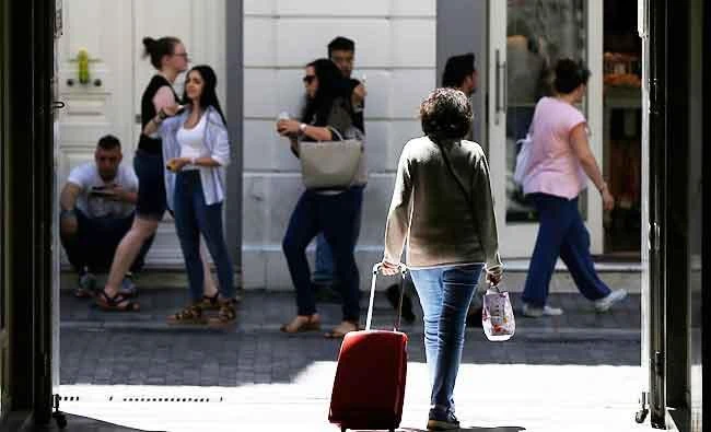 A woman carries a suitcase at Ermou Street, Athens' main shopping area, in this photo taken on May 31, 2017. (AP)