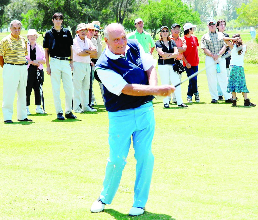 Argentine golf great Roberto de Vicenzo tees off on the first hole during the "De Vicenzo Classic" golf tournament
in this Nov. 12, 2006 photo taken in Buenos Aires. (Reuters)