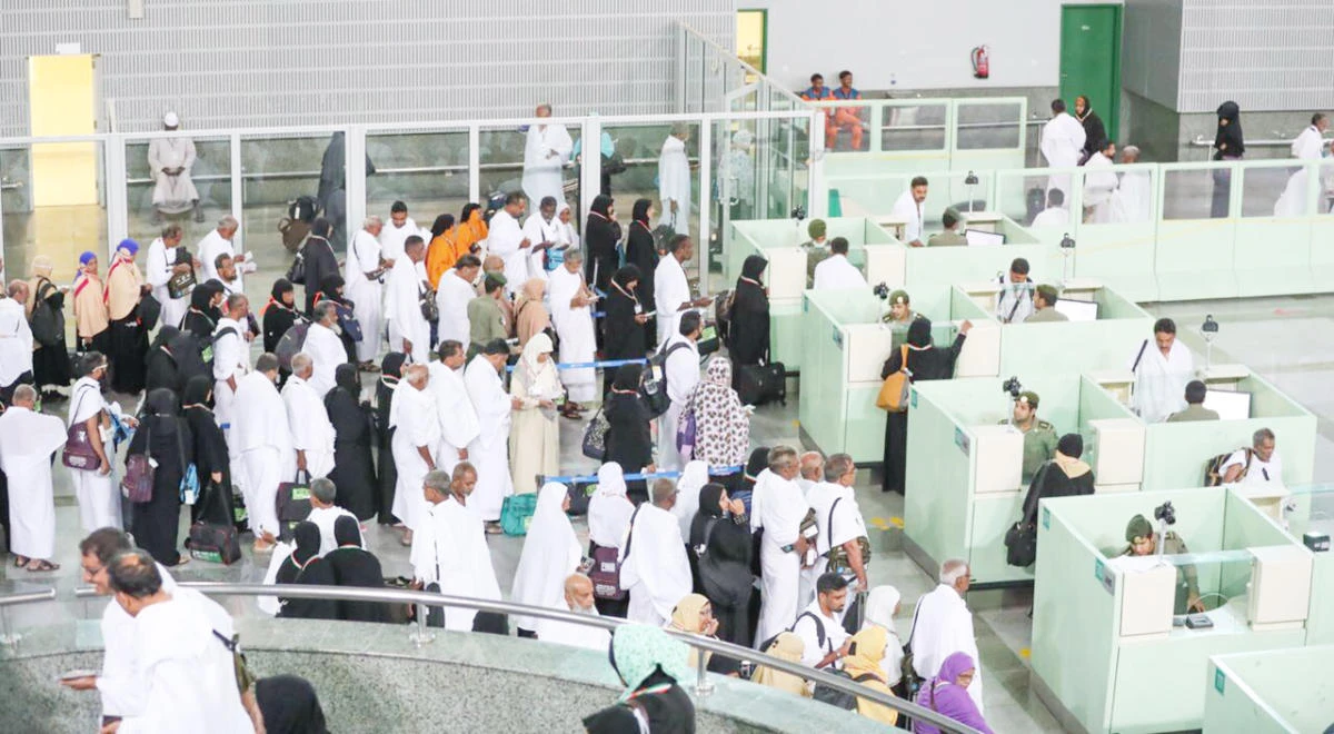 Airport officials serving Umrah pilgrims upon arrival at King Abdulaziz International Airport. (SPA)