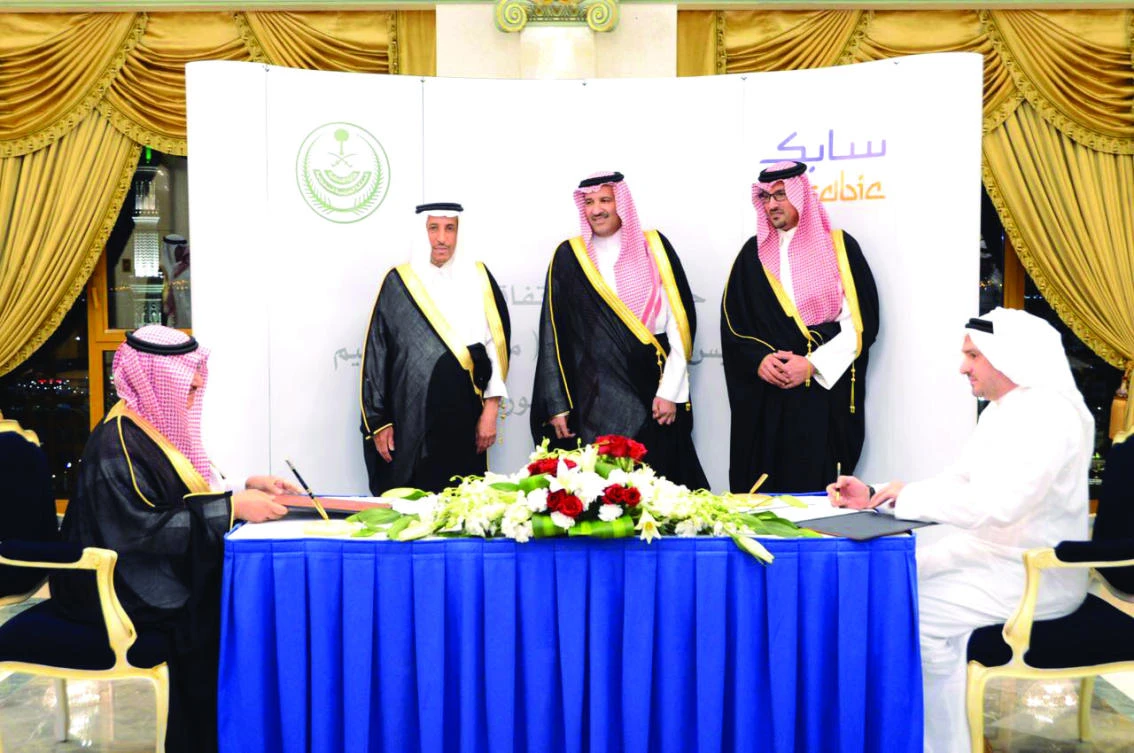 Madinah Gov. Prince Faisal bin Salman, center, witness the signing of agreement between SABIC and MADAC officials in Madinah.