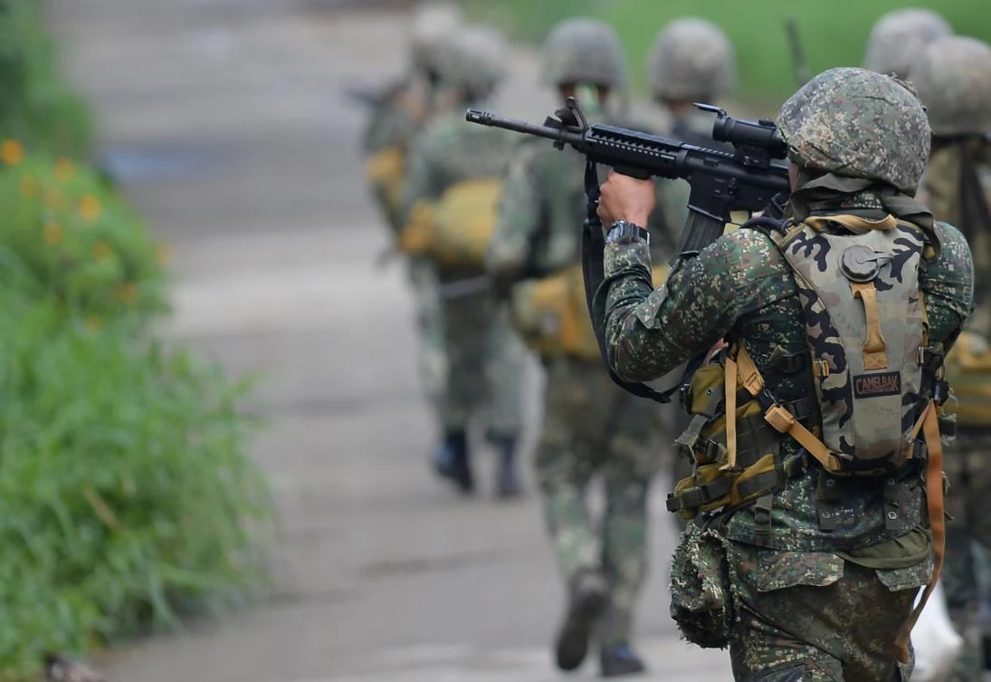 A Philippine Marine aims his assault rifle as he and other Marines advance toward militant positions in Marawi. (AFP)