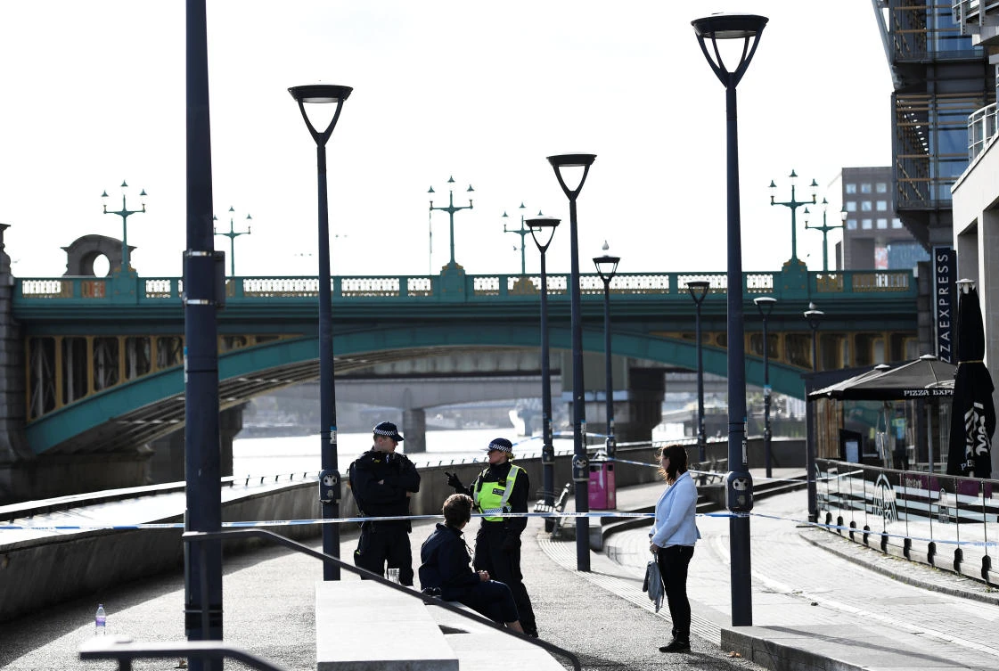 Police officers stand at a cordon near Blackfriars Bridge on the South Bank of the Thames after an attack on London Bridge and Borough Market left 6 people dead and dozens injured in London, Britain, June 4, 2017. (REUTERS)