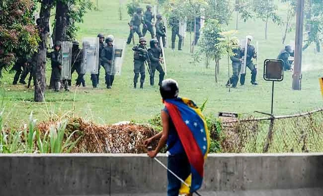 Opposition demonstrators and riot police clash on May 31, 2017 in Caracas. (AFP)