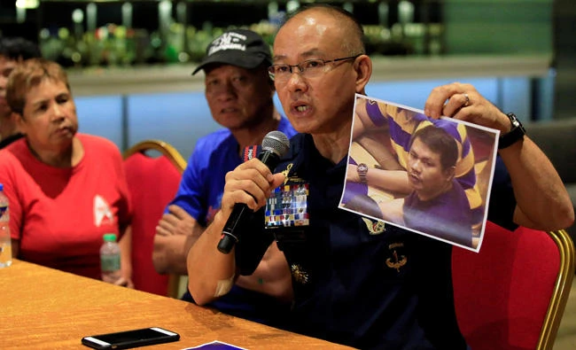 Oscar Albayalde, chief of metropolitan Manila police, shows to journalists a picture of a gunman Jessie Javier Carlos, a 42-year-old Filipino, who was behind an attack on a Resorts World casino on Friday, during a press briefing at a hotel in Pasay city on Sunday. The parents of Jessie Javier Carlos, Fernando and Teodora can be seen beside him. (REUTERS/Romeo Ranoco)