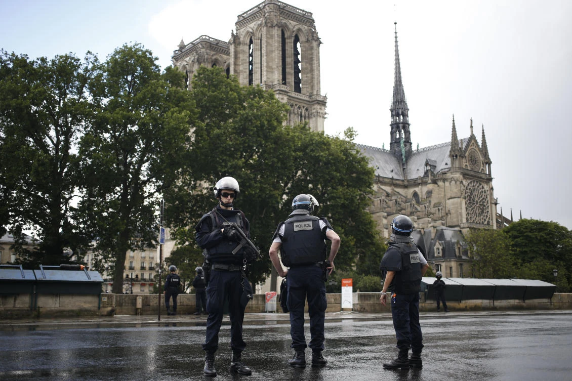 Officer attacked with hammer by Notre Dame in Paris