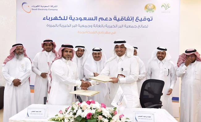 Humoud bin Awdah Al-Ghubaini, senior vice president for corporate communications & PR, and Khalid Al-Adhli, chairman of board of directors of Albir Society
in Al-Ghala, women’s tailoring workshop deal.