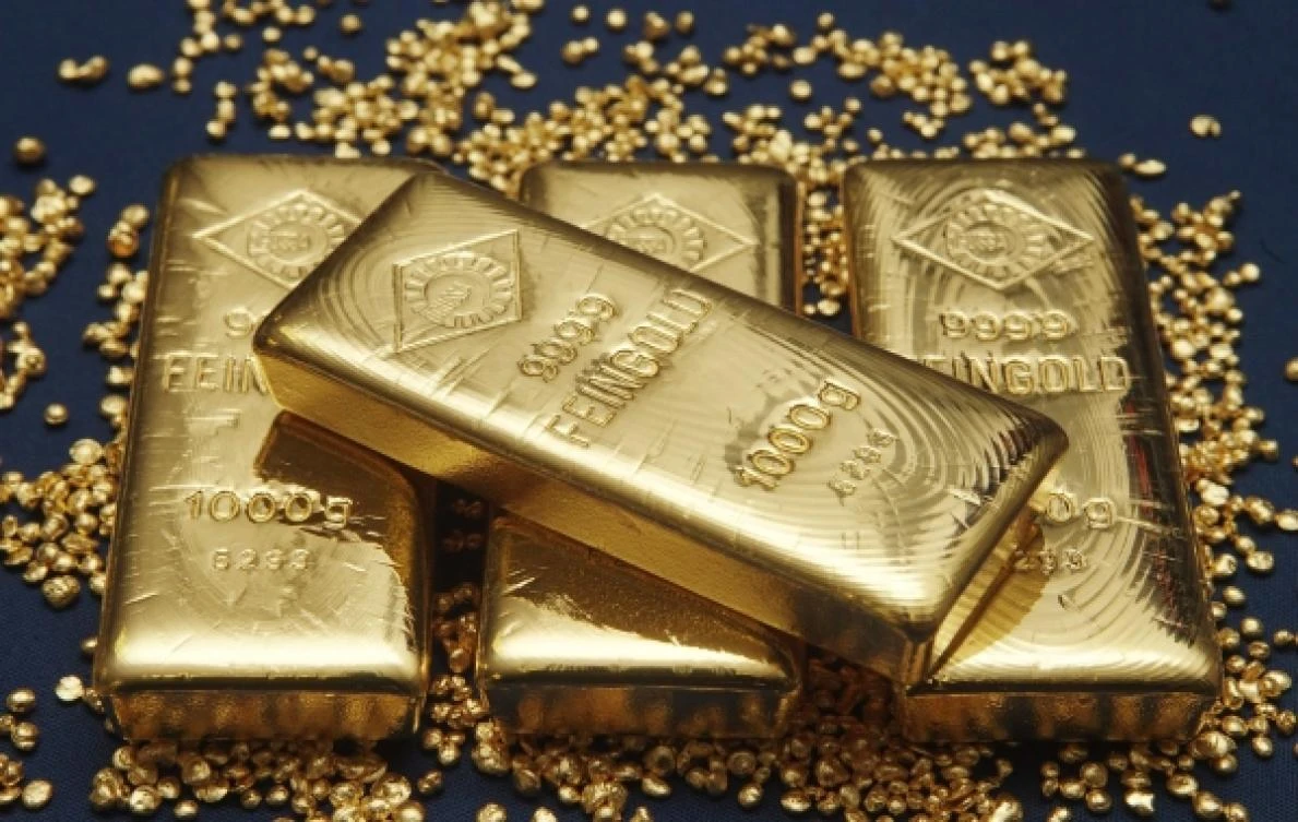 Gold surges to 7-week high on weaker dollar, political risks