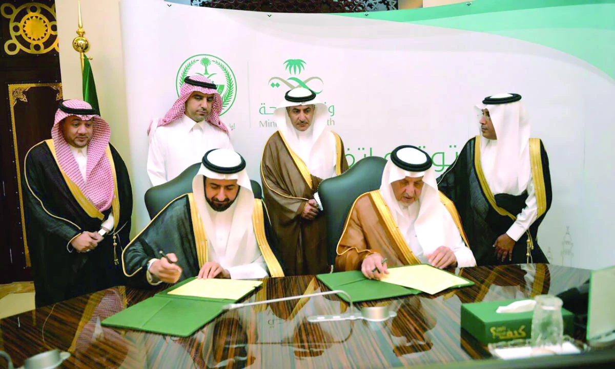 Makkah Gov. Prince Khaled Al-Faisal and Health Minister Tawfiq Al-Rabiah sign an agreement
to implement ‘Makkah, the City of Safe Heart’ initiative on Tuesday. (SPA)